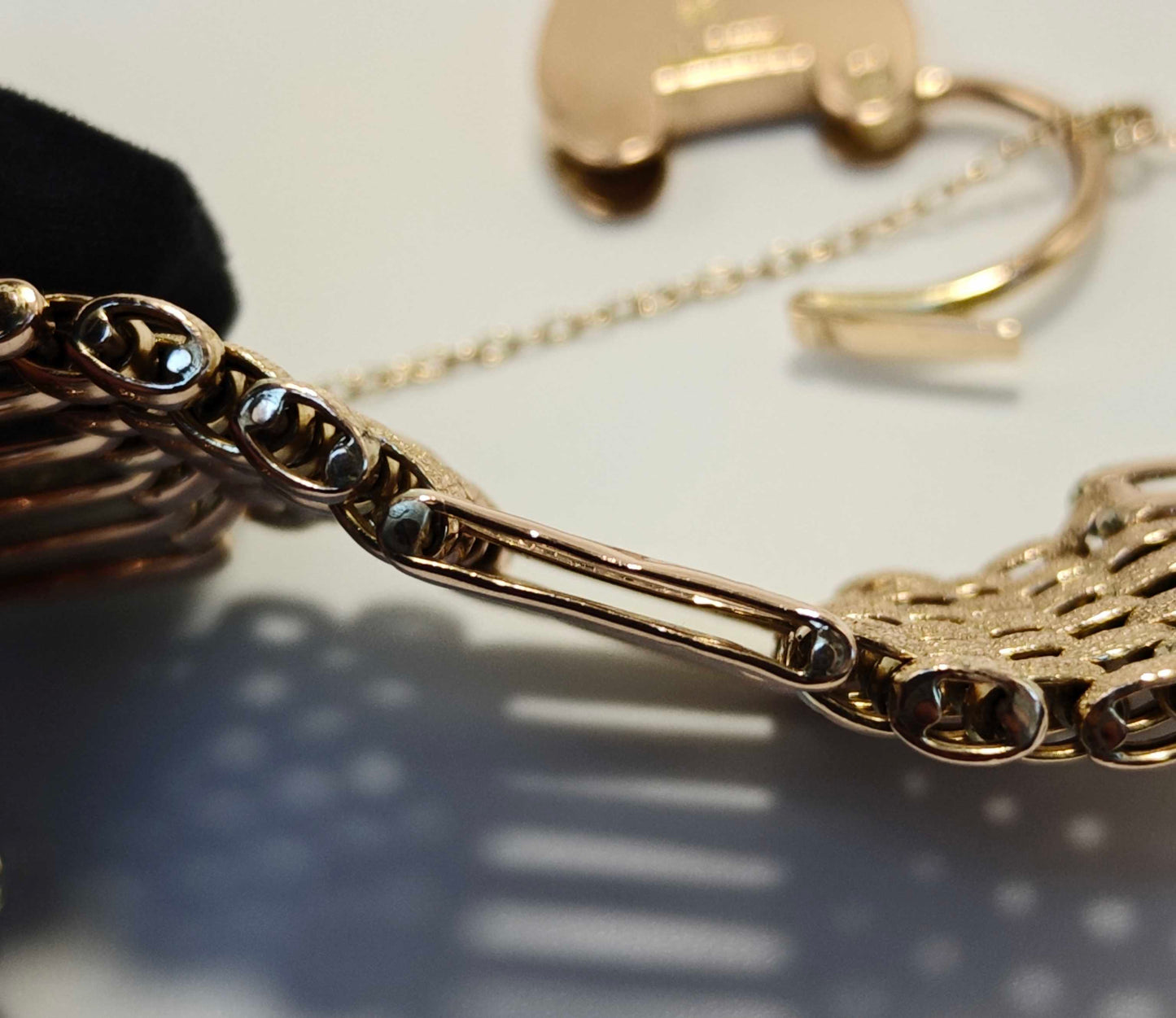 9ct Gold Gate Bracelet Heart Padlock Clasp 18.5cm Postage Available