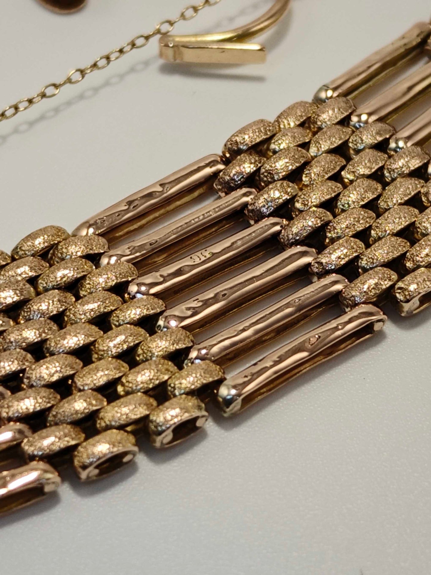 9ct Gold Gate Bracelet Heart Padlock Clasp 18.5cm Postage Available