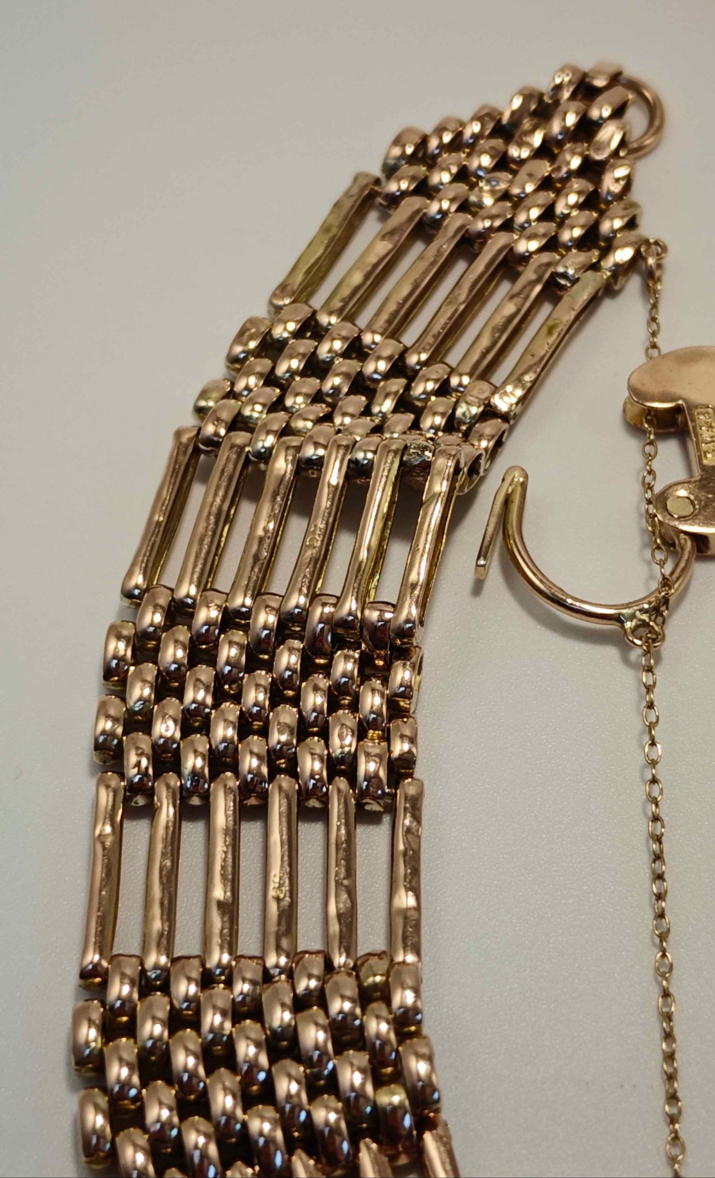 9ct Gold Gate Bracelet Heart Padlock Clasp 18.5cm Postage Available