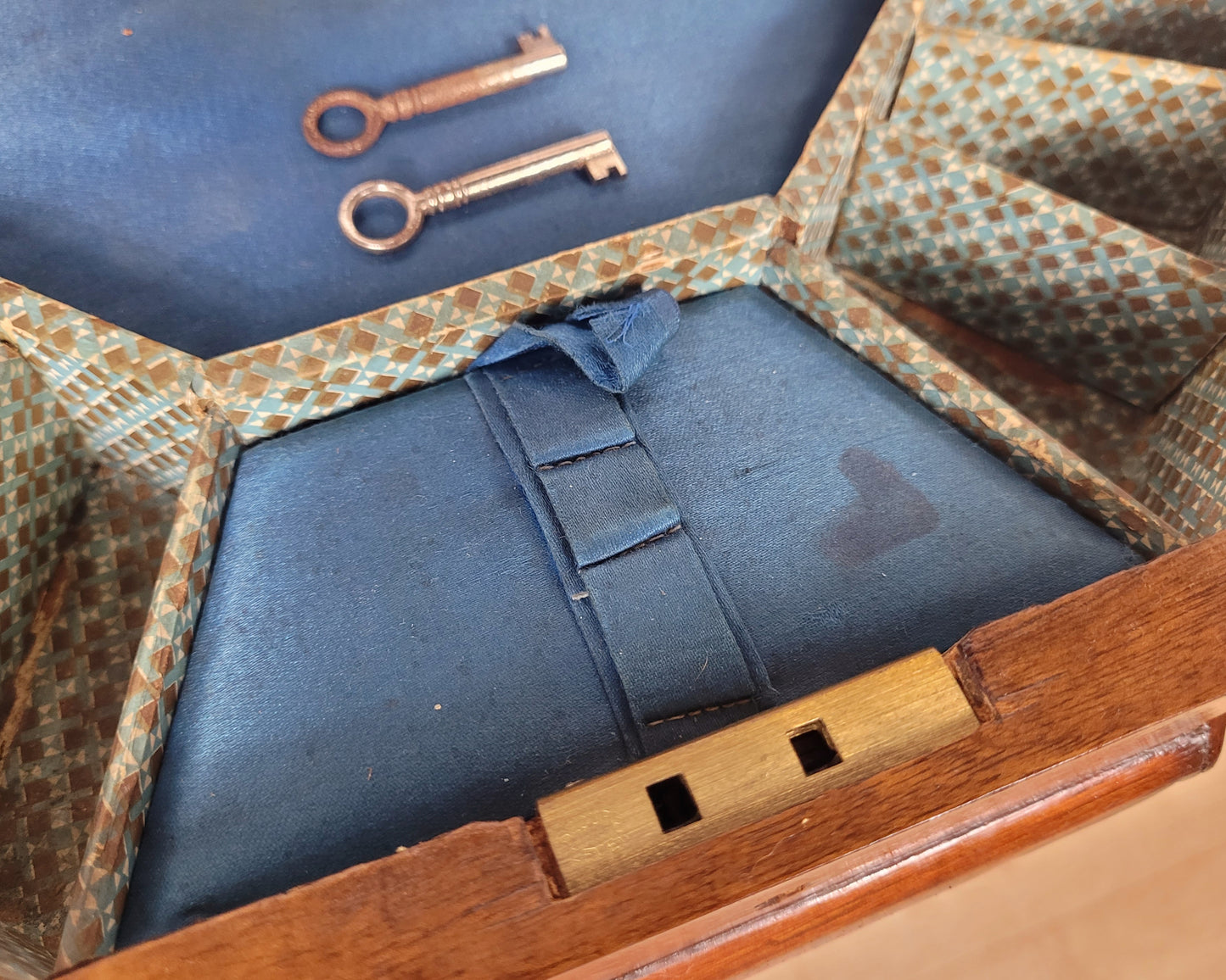 Victorian Games Table Octagonal Sewing Box Lock & Key English Postage Available